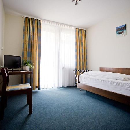 Hotel Lindenhof Мосбах Екстериор снимка