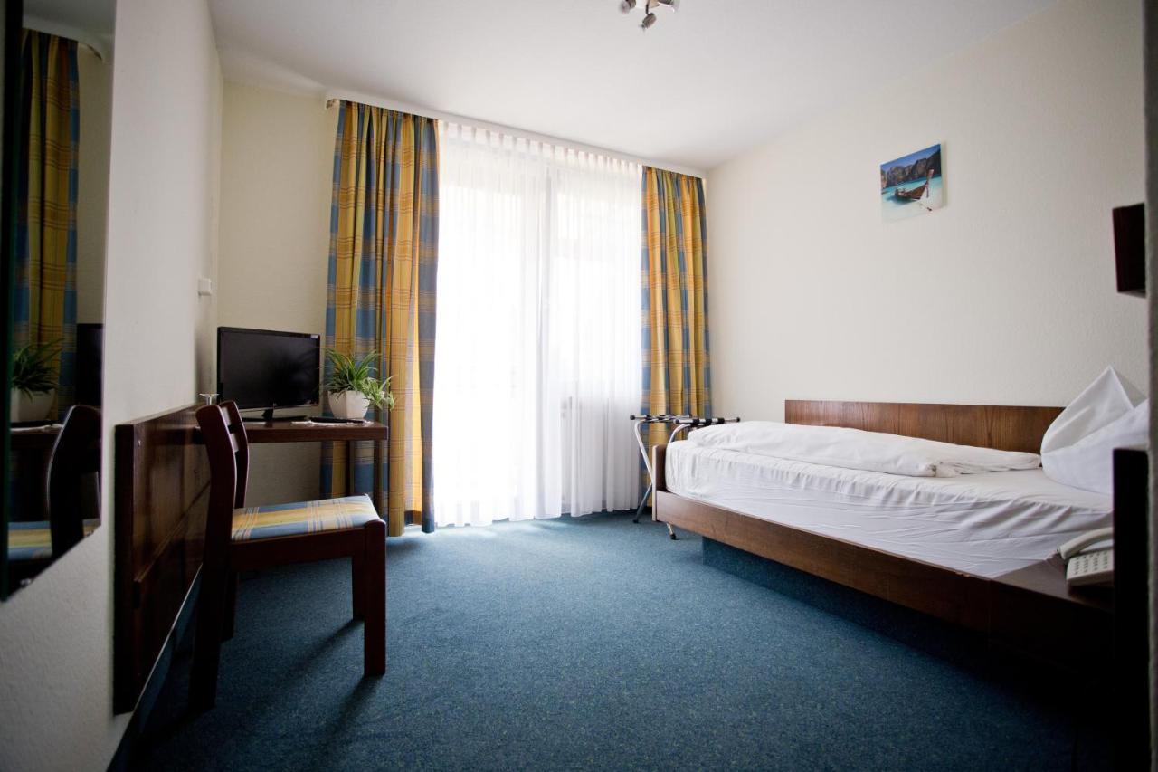 Hotel Lindenhof Мосбах Екстериор снимка